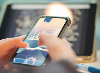 Beim Überprüfen des transparenten Vorgangs für Auszahlungen und Geldüberweisungen ein Anleger