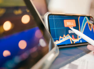Händler an mehreren Märkten beim Auswerten von Bitcoin, Ethereum und Forex-Optionen